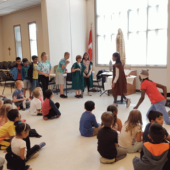 Pope Leo dialogues with children.